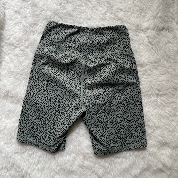 Green leopard high wasted athletic biker shorts - Picture 3 of 3
